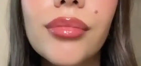 Résultat sur les lèvres de Manon après Lip Stain teinte Latte, effet naturel et lumineux - Bymee Cosmetics