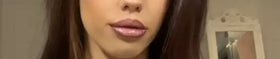 Résultat sur les lèvres de Sonia après application du Lip Stain Prune, effet glossy et repulpant - Bymee Cosmetics