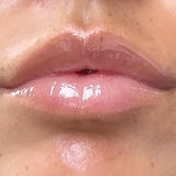 Résultat final – lèvres colorées naturellement après encre à lèvres peel-off Bymee Cosmetics