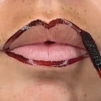 Application précise de l’encre à lèvres peel-off contour net