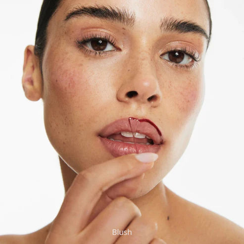 Application de l’encre à lèvres peel-off teinte blush naturelle