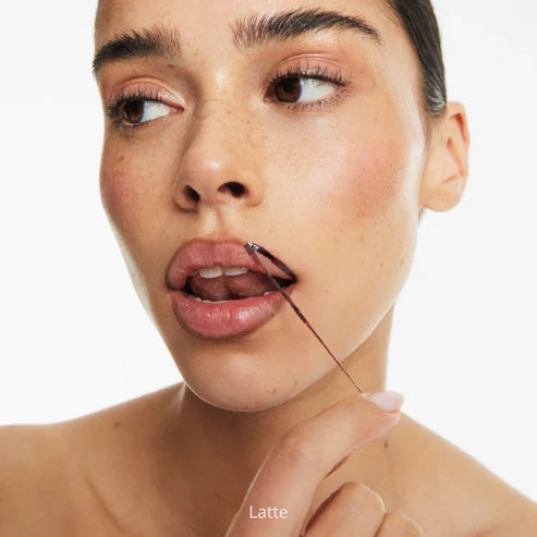 Application de l’encre à lèvres peel-off teinte latte vegan longue tenue