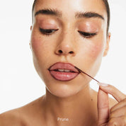 Application de l’encre à lèvres peel-off teinte prune naturelle