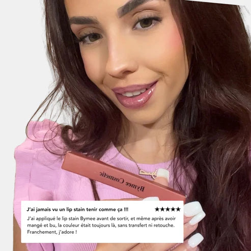 Cliente tenant l’encre à lèvres peel-off naturelle vegan longue tenue Bymee Cosmetics