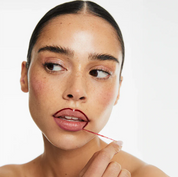 Démonstration encre à lèvres peel-off teinte blush naturelle