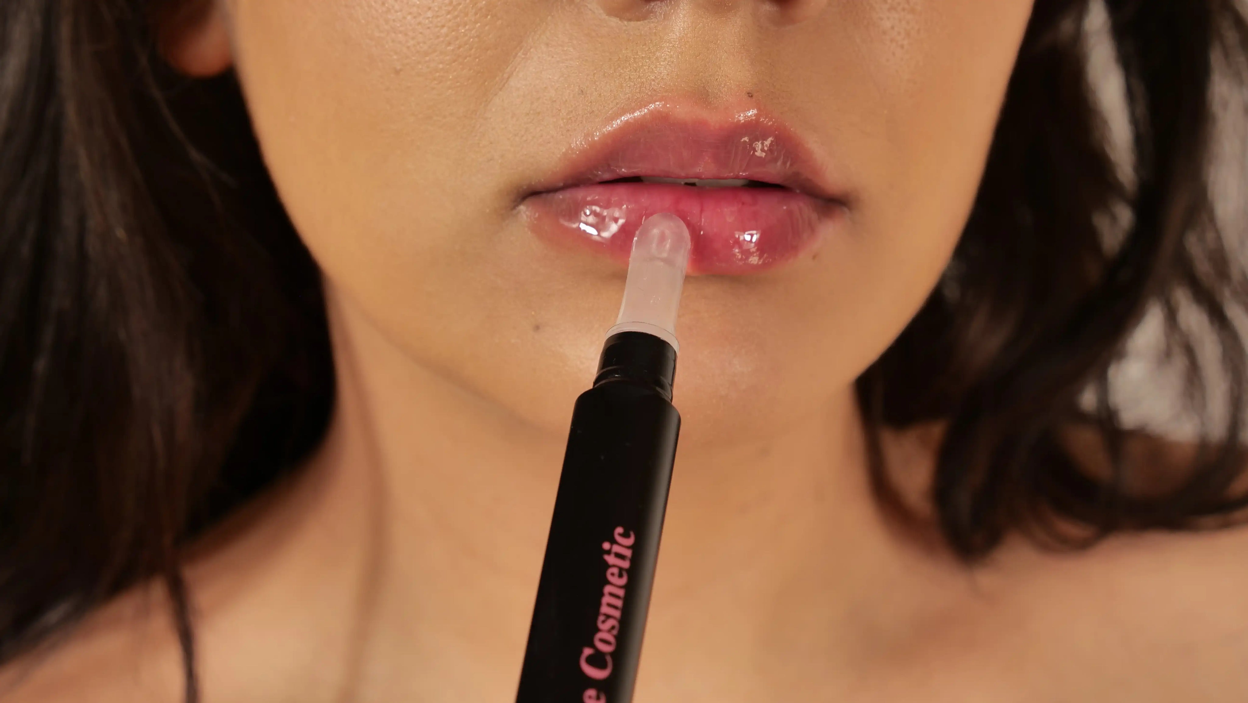 Gros plan application repulpeur lèvres Bymee effet volume naturel