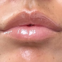 Étape 3 – admirer le résultat repulpé et brillant des lèvres